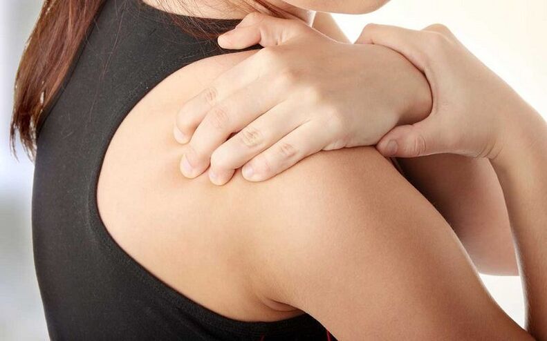 sāpes zem lāpstiņas no muguras